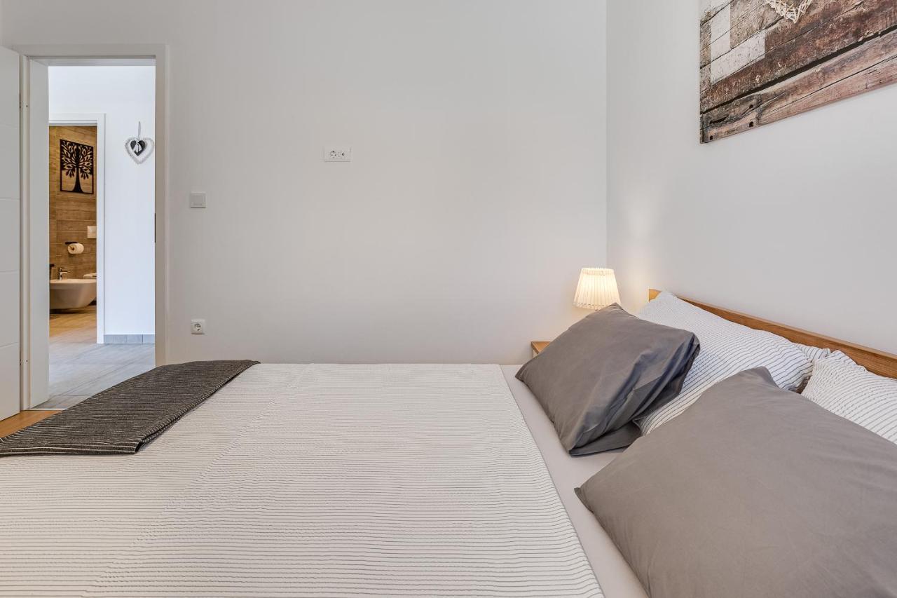 Apartments Juraj Petrčane Zewnętrze zdjęcie